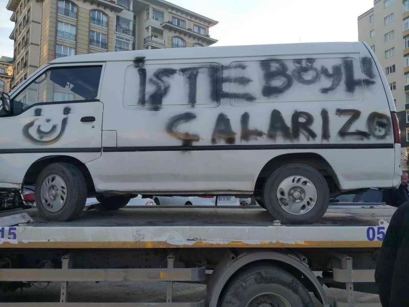 Çaldıkları aracın üzerine “İşte böyle çalarız” yazıp kaçan hırsızlar yakalandı
