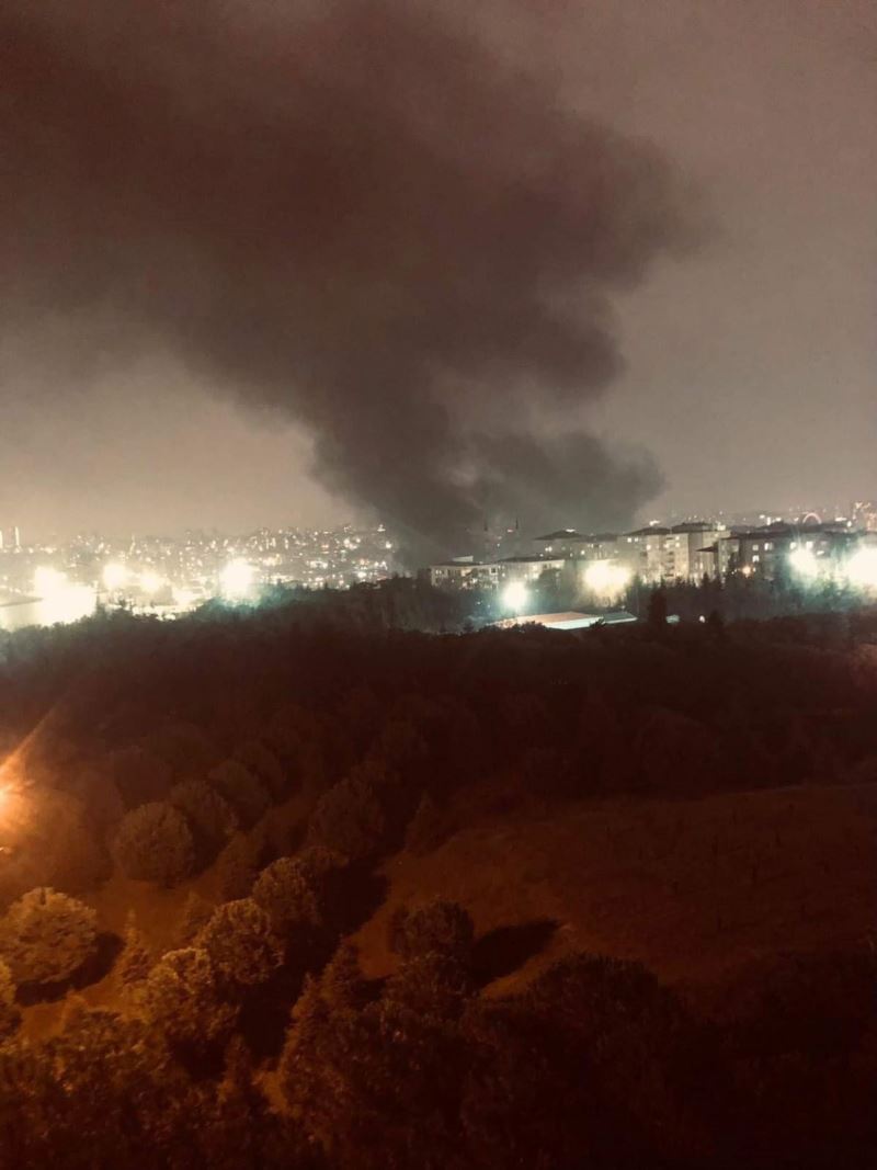 Lastikçi dükkanında yangın, lastikler alev alev yandı
