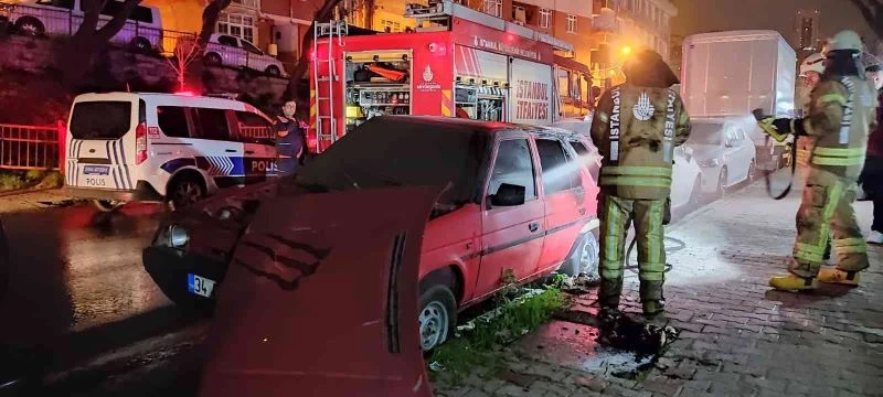Kağıthane’de park halindeki otomobilin yanma anı kamerada
