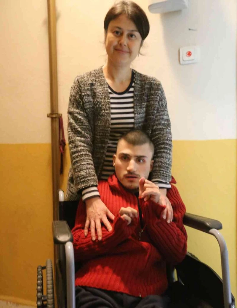 Başkan Atay’dan yürüme engelli Yavuz’a tekerlekli sandalye
