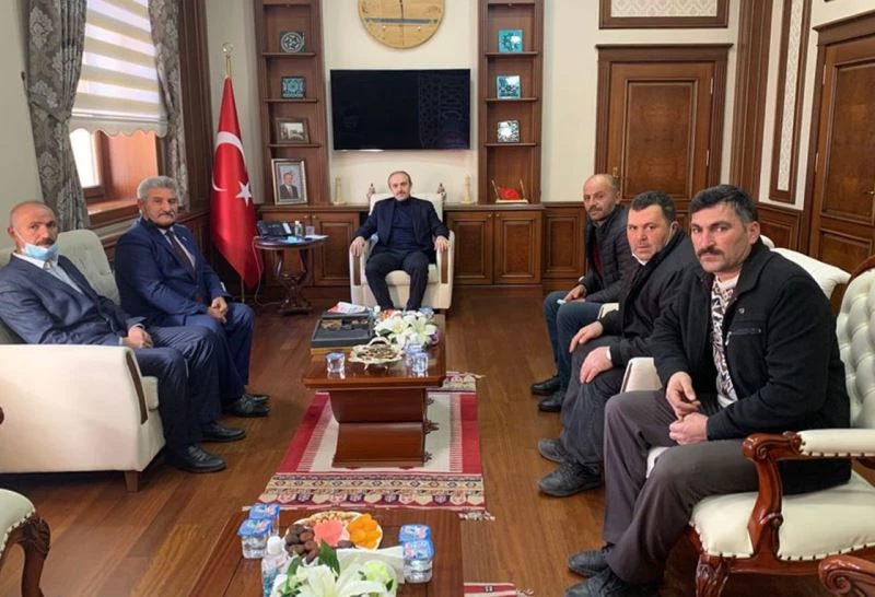 Vali Epcim’e muhtarlardan çift şerit yol teşekkürü
