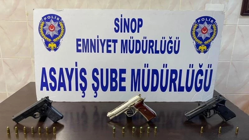 Sinop’ta eğlence yerlerine denetim: 2 ruhsatsız, 1 kurusıkı tabanca ele geçirildi
