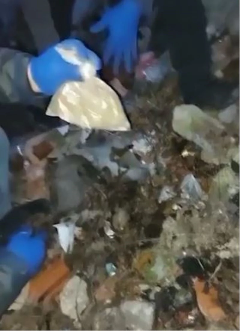 Polis duvarı kırıp geçti: Zulada kalaşnikof ele geçirildi
