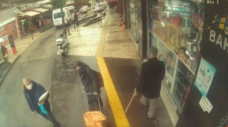 Sokakta yere yığılıp kalan yaşlı kadının eşi ne yapacağını bilemedi, yoldan geçenlerin duyarsızlığı pes dedirtti
