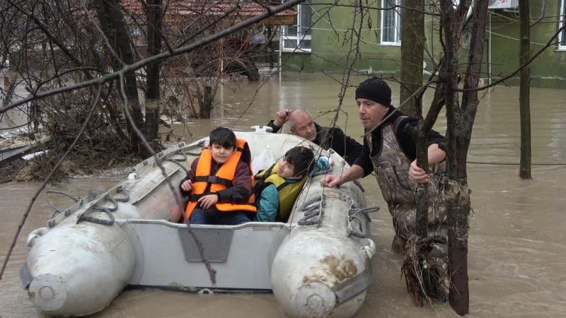 Derenin taşması sonucu evinde mahsur kalan 3’ü çocuk 8 kişi botla kurtarıldı
