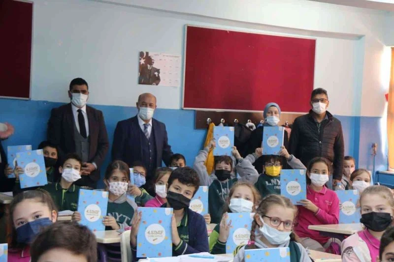 Kütahya’da 75 bin 755 öğrenciye yardımcı kaynak kitap ulaştırılacak
