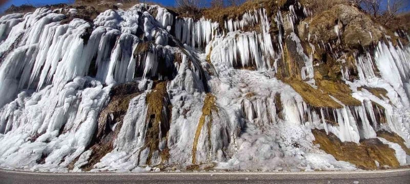 Tunceli’de havalar soğudu, ’Ağlayan Kayalar’ buz tuttu
