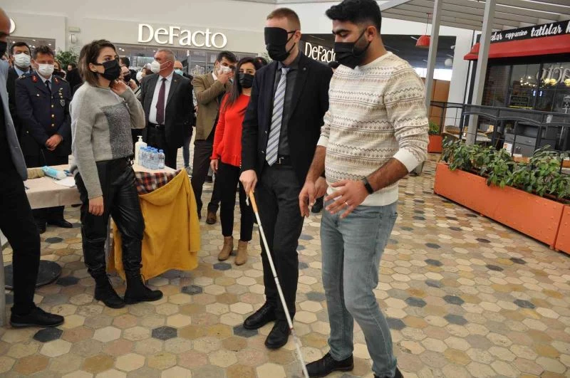 Engelliler gününde kaymakamın gözü, müdürün kolu bağlandı
