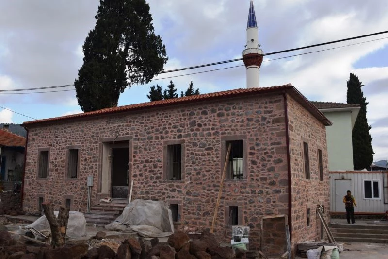 Yunusemre Belediyesi Üçpınar’daki tarihi restore ediyor
