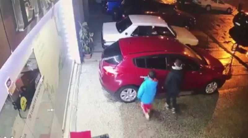 Otomobilleri çocuklar tarafından çalınan galericiler :