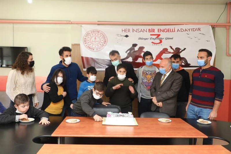 Validen özel öğrencilere ziyaret