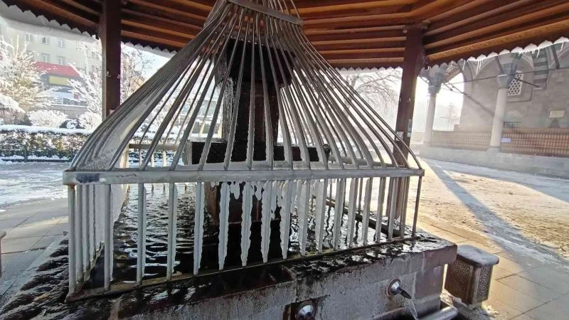 Erzurum eksi 17 dereceyi gördü, şadırvanlar, ağaçlar ve duraklar buz tuttu
