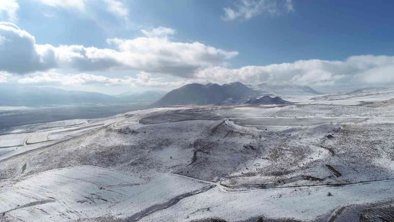Beyaza bürünen dağlardan kartpostallık görüntüler

