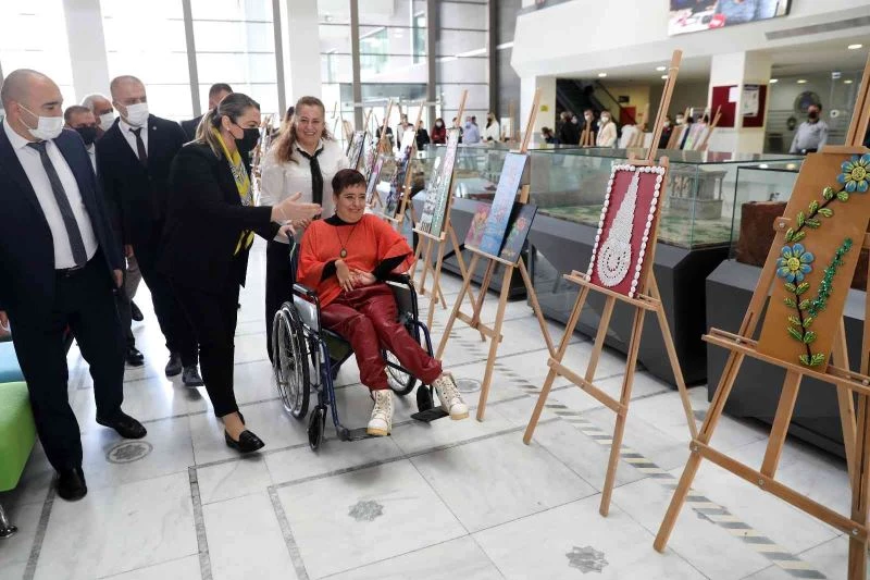 Engelli sanatçının ayaklarıyla yaptığı resimler sergilendi
