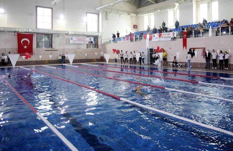 AİÇÜ’de kulaçlar engelleri aşmak için atıldı
