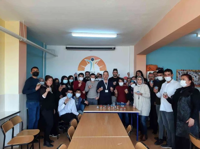 Engelli çocuklar hediyelerle sevindirildi.