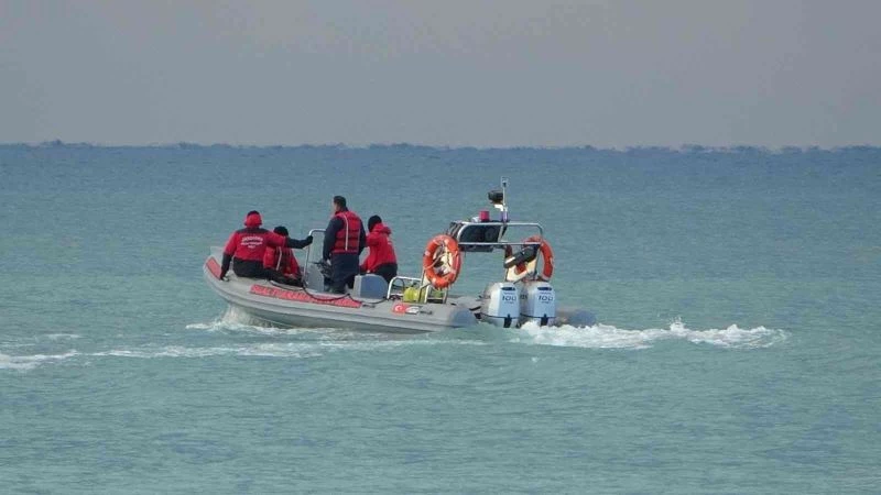 Bindikleri tekneden denize atlamaya zorlanan 2 göçmenin cesedine ulaşıldı
