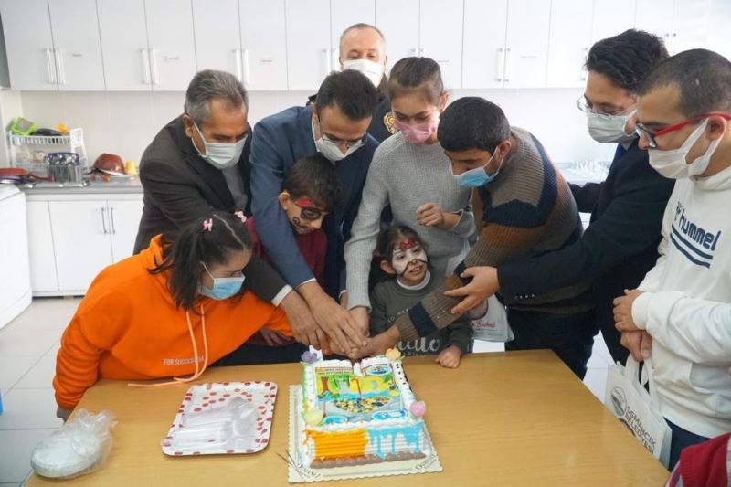 Dünya engelliler gününü pasta keserek kutladılar

