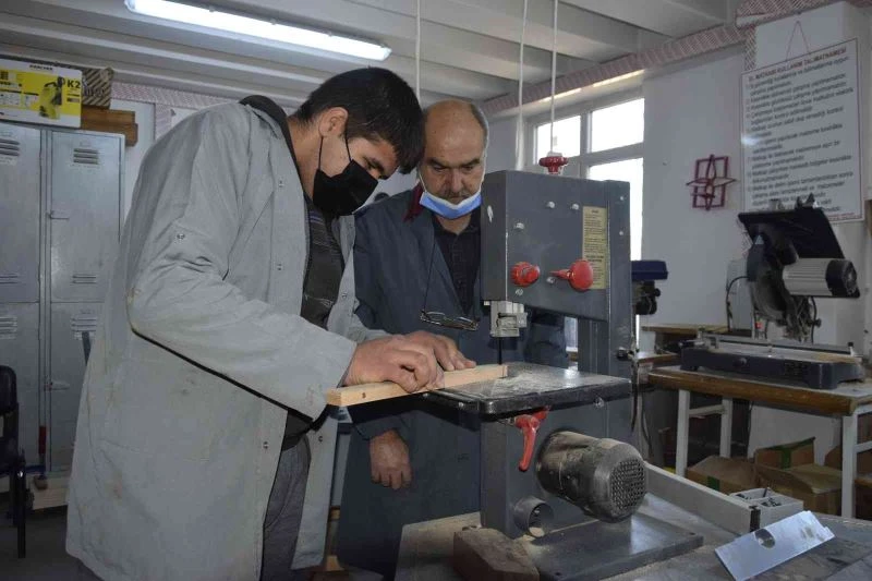 Özel çocuklar ürettikleri hobi ürünleri ile e-ticarete hazırlanıyor
