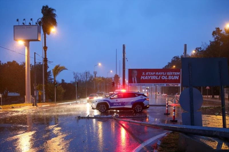GÜNCELLEME 3 - Kırmızı kodla aşırı yağış uyarısı yapılan Antalya