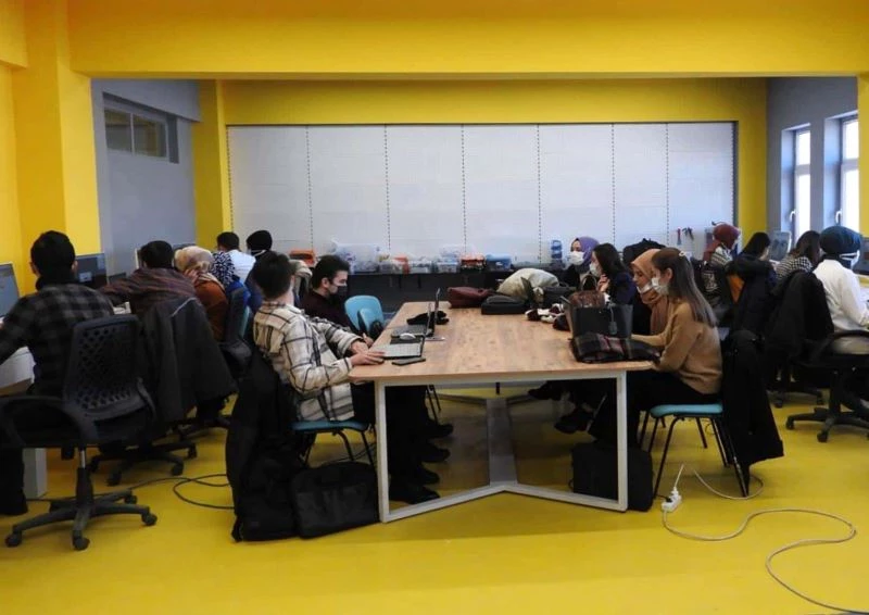 Refahiye’de öğretmenlere eTwinning bilgilendirmesi
