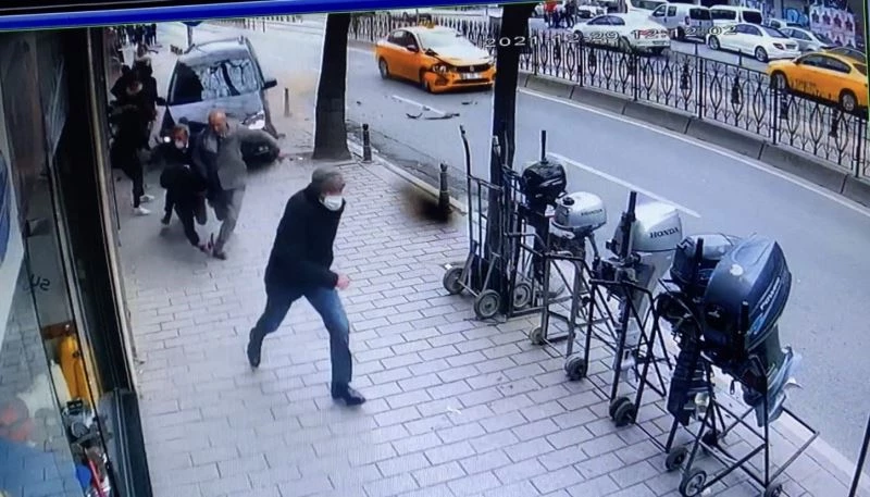 İstanbul’un göbeğinde dehşet anları: Araç kaldırımdaki yayaların arasına daldı

