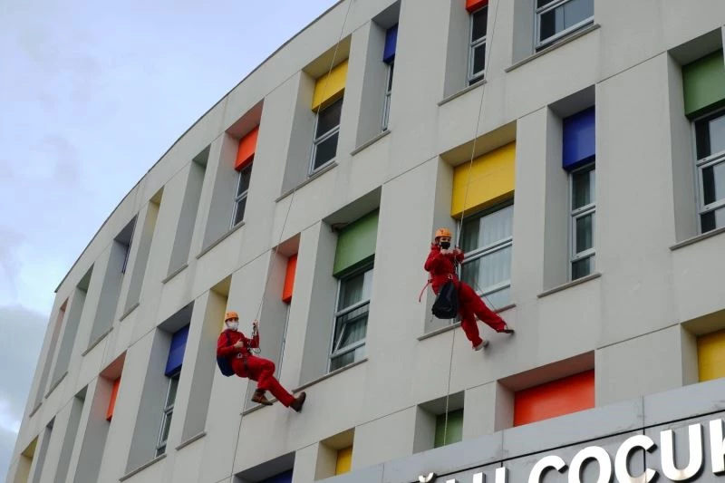 Lösemili çocuklara dağcılardan şaşırtan sürpriz
