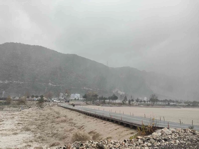 Antalya’da Boğaçay taştı, köprü ulaşıma kapandı
