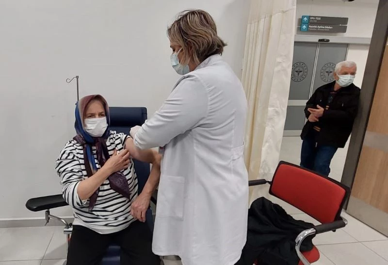 Tekirdağ’da yerli aşıya ilgi büyük: Yerli ve milli aşıyı yapmanın mutluluğunu yaşıyorlar
