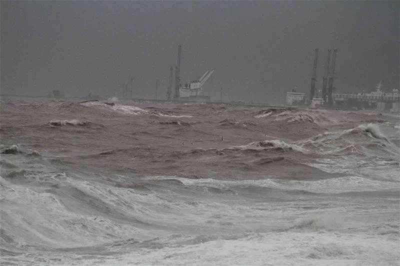 Dünyaca ünlü Konyaaltı Sahili’nde denizin rengi kahverengiye döndü
