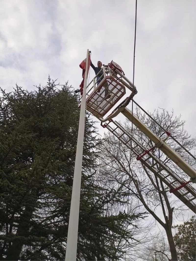 Makaraya dolanan bayrak madencilerin duyarlılığı sayesinde kurtarıldı
