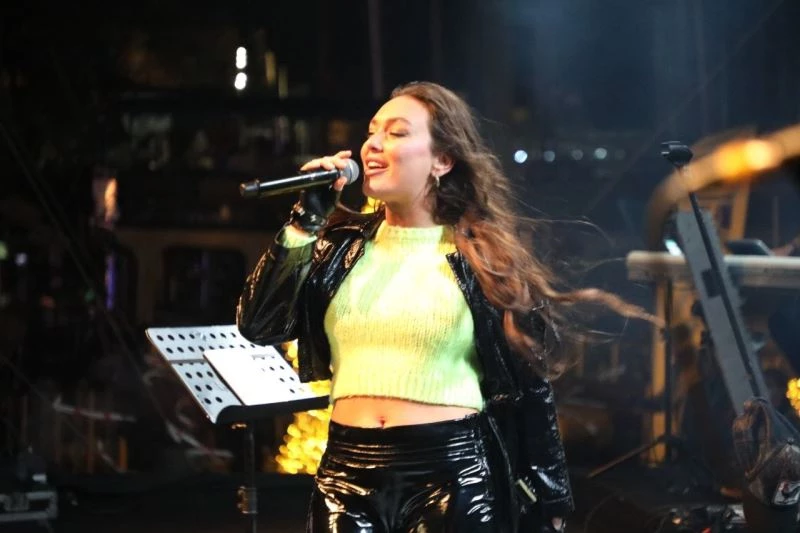 Bodrum’da yüzlerce kişi soğuk havaya, yağmura ve fırtınaya aldırış etmeden doyasıya eğlendi
