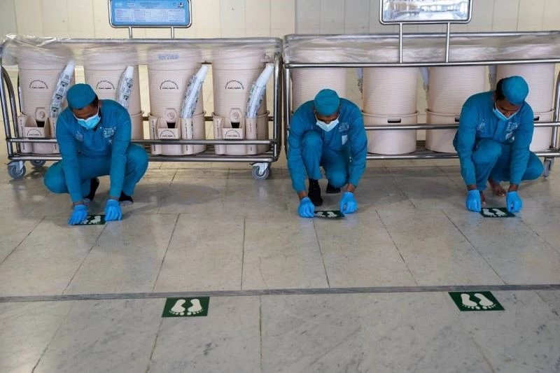 Mescid-i Haram ve Mescid-i Nebevi’de sosyal mesafe uygulaması yeniden başladı
