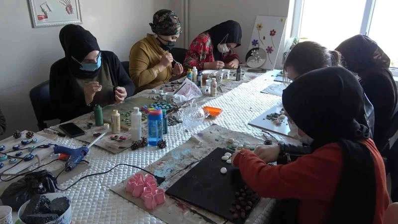 Elleri boyalı kadınlardan aile ekonomisine katkı
