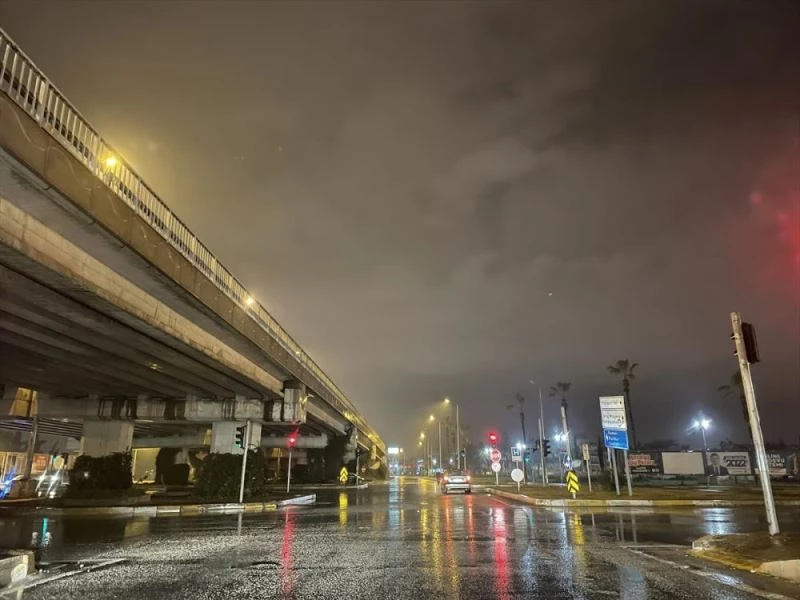 Meteorolojinin kırmızı kodla aşırı yağış uyarısı yaptığı Antalya