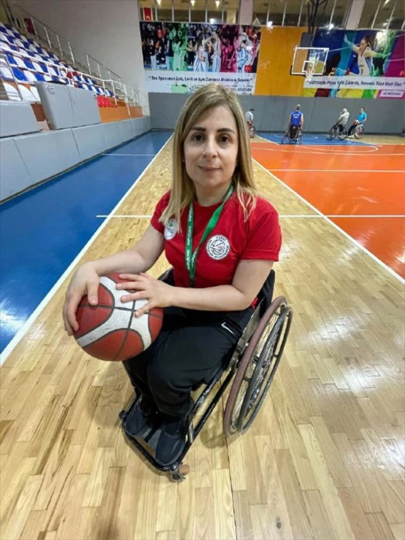 Engelli basketbol takımının tek kadın oyuncusu koçluk da yapıyor