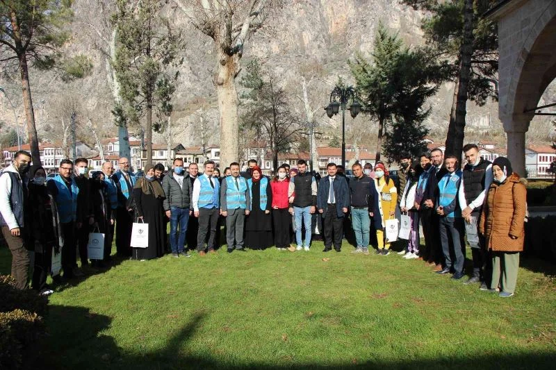 Yeni evlenen 17 çifte 10’ar bin lira hediye
