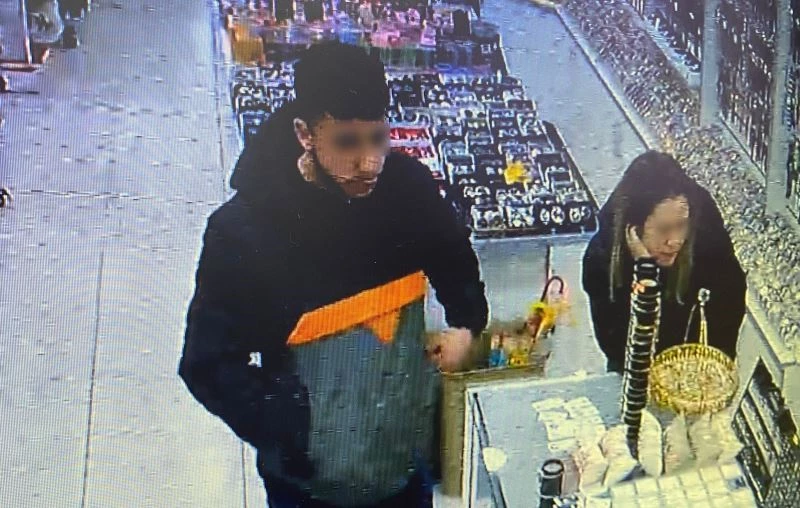 İki sevgilinin saat hırsızlığı kameraya yansıdı
