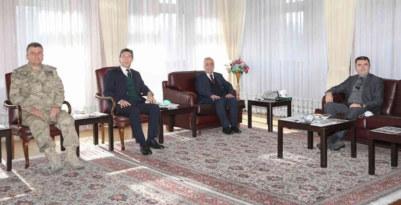 İl yöneticilerinden Rektör Çomaklı’ya tebrik ziyareti
