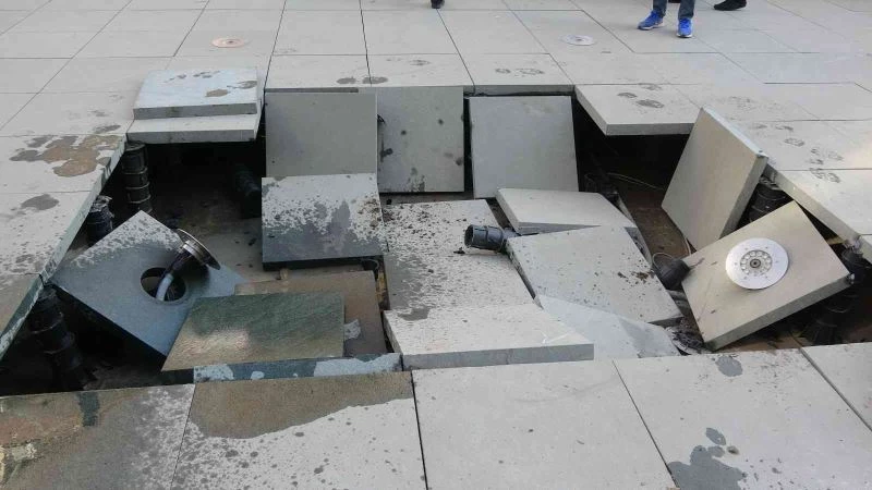 Siirt’te manevra yapan minibüs ışık panosunu çökertti
