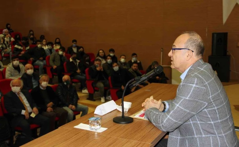 Spor yorumcusu Domaç, iletişim fakültesi öğrencileriyle buluştu
