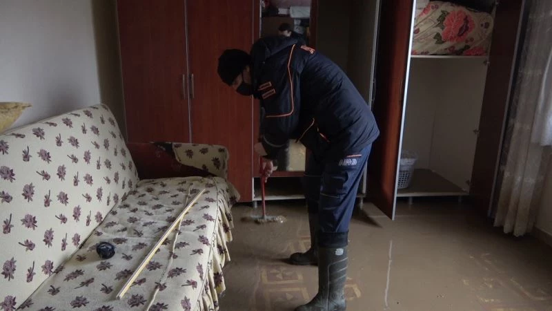 Selde hayat kurtaran kahramanlar bu kez evlerin temizliği için kolları sıvadı
