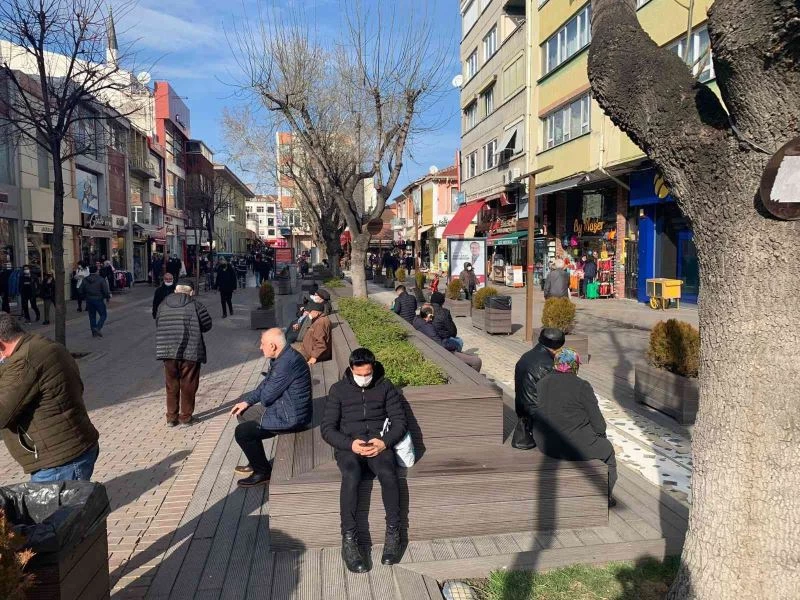 Güneşli havayı gören Eskişehirliler soluğu sokakta aldı
