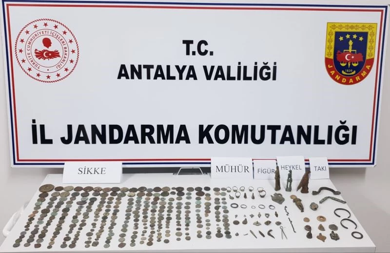 Tarihi eser kaçakçısının üzerinden adeta hazine çıktı
