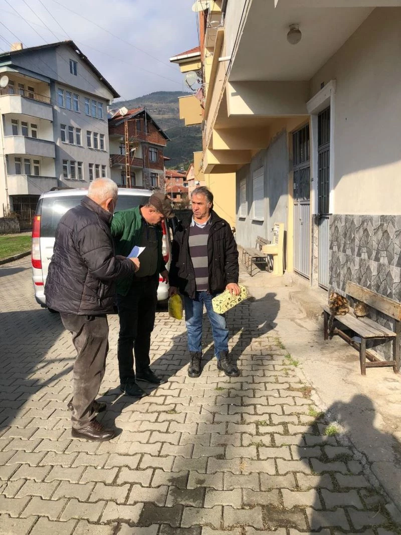 Devrekli muhtardan vatandaşlara hediye
