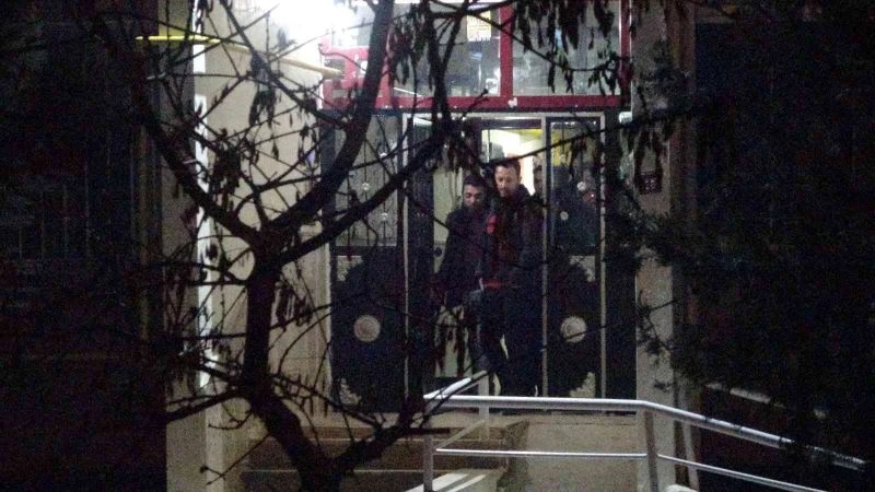 Diyarbakır’da bir hafta önce boşandığı ikinci eşinin kapısına gidip bıçağı boynuna dayayarak görüşmek istedi
