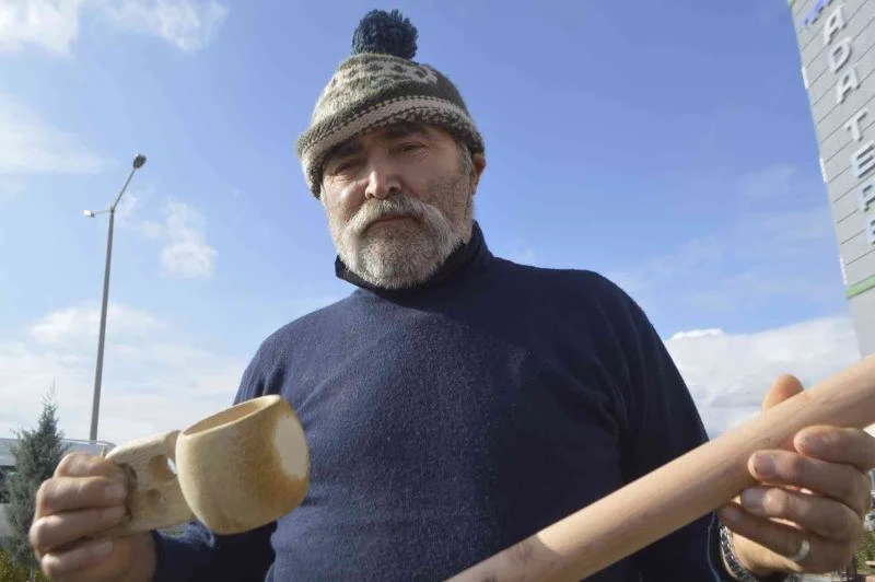  Doğada bulduğu ağaç köklerini bu hale getiriyor
