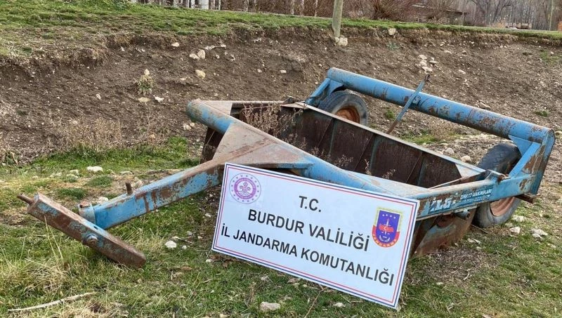 Çiftçinin tesviye makinesini çalan şüpheliler yakalandı
