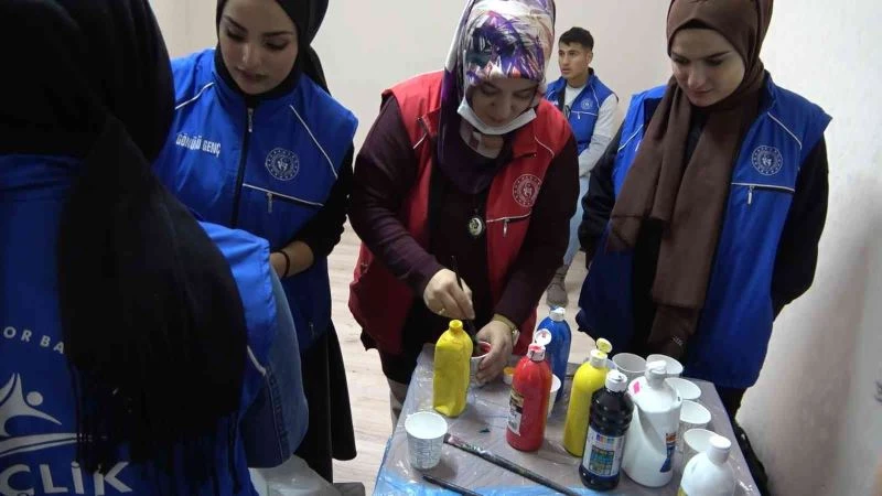 Dezavantajlı okulların kütüphaneleri gençlerle renkleniyor
