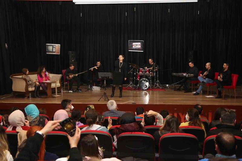 Erdemli’de ’90’lar Türkçe pop konseri’ düzenlendi
